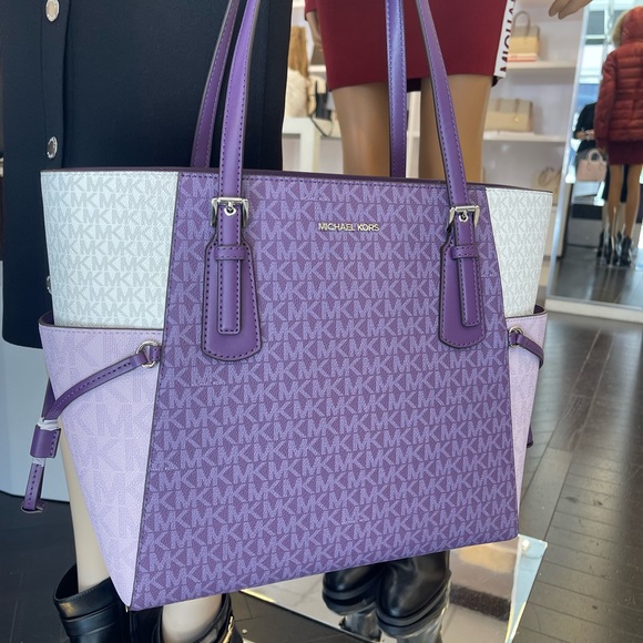 MICHAEL KORS Voyager Lg Color-Block Signature Logo Shoulder Tote Bag
Dark Purple - Picture 3 of 16